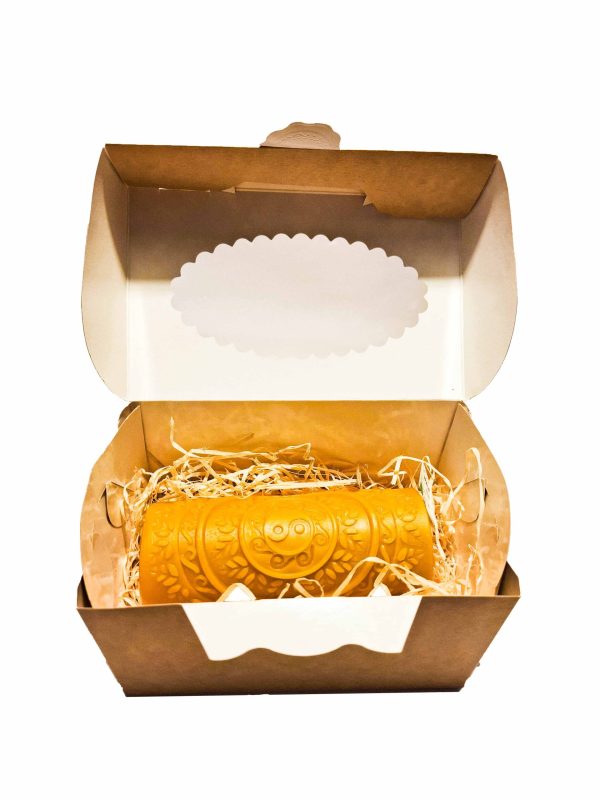 Sveča jing jang v škatlici z lesno volno